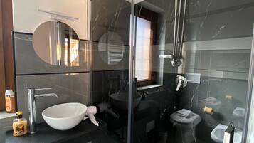 Camera tripla | Bagno | Doccia, asciugacapelli, bidet, asciugamani