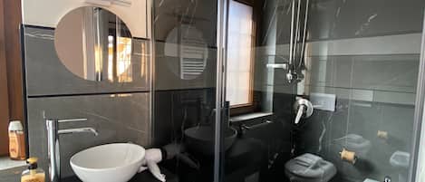 Dreibettzimmer | Badezimmer | Dusche, Haartrockner, Bidet, Handtücher