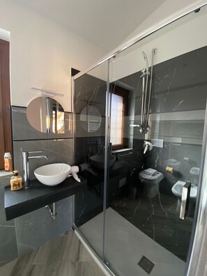 Triple Room | Bathroom | Shower, hair dryer, towels, soap - Il Piccolo Borghetto (Roma)