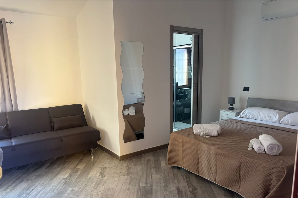 Triple Room | Desk, free WiFi