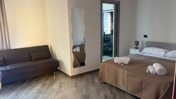 Camera tripla | Una scrivania, insonorizzazione, Wi-Fi gratuito, lenzuola