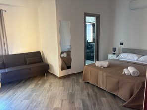 Triple Room | Desk, soundproofing, free WiFi, bed sheets - Il Piccolo Borghetto (Rome)