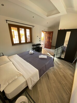A bedroom with a bed, a desk, and a wardrobe. - Il Piccolo Borghetto (Rome)