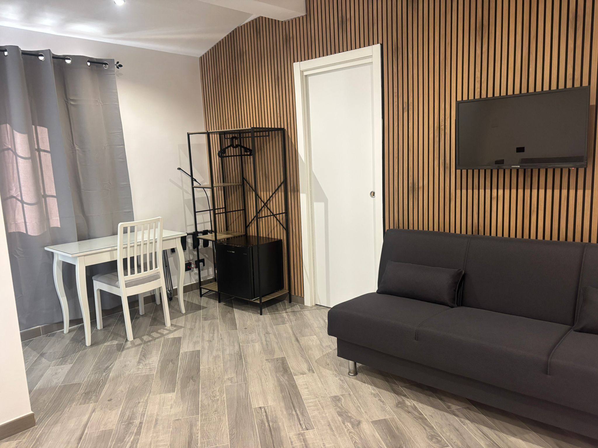 Triple Room | Desk, free WiFi