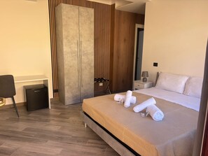 Double or Twin Room | Desk, soundproofing, free WiFi, bed sheets - Il Piccolo Borghetto (Rome)