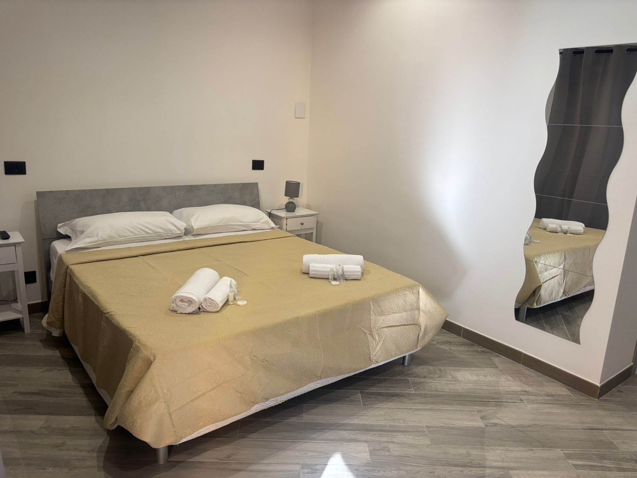 Triple Room | Desk, free WiFi