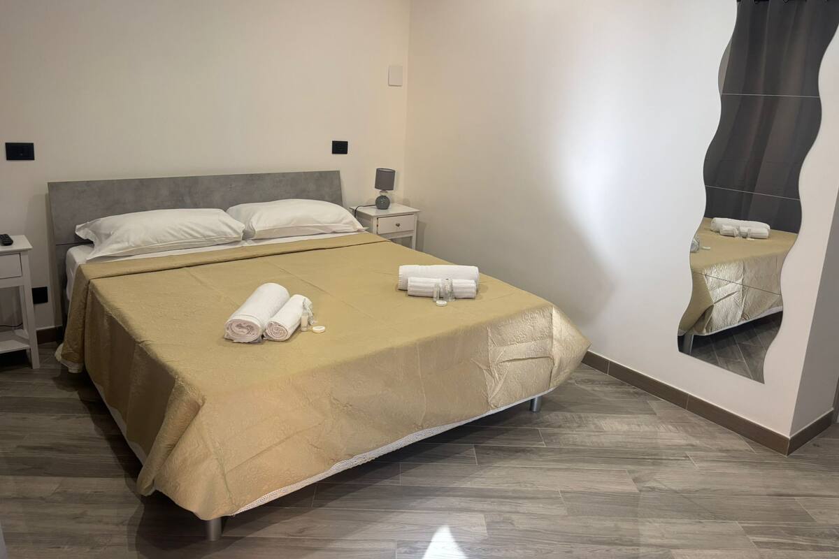 Triple Room | Desk, free WiFi