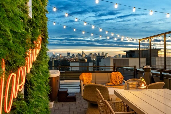 Outdoor dining - Elegant, Downtown Views, Rooftop Hot Tub & Garage (Nashville)