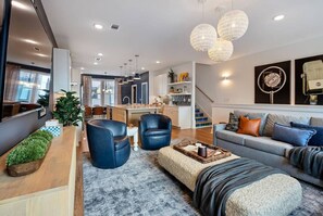 Smart TV - Elegant, Downtown Views, Rooftop Hot Tub & Garage (Nashville)