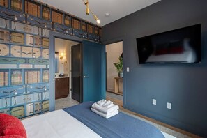 4 bedrooms, desk, iron/ironing board, WiFi - Elegant, Downtown Views, Rooftop Hot Tub & Garage (Nashville)