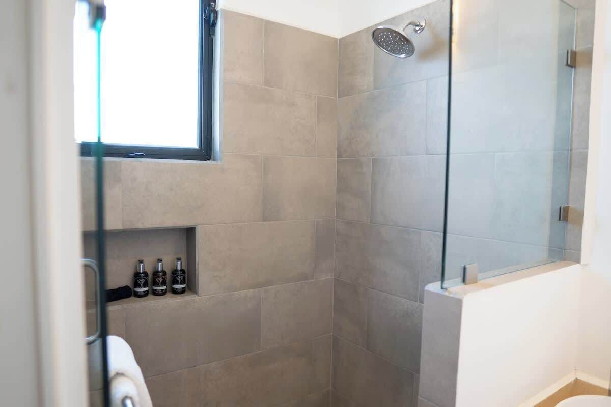 Douche, sèche-cheveux