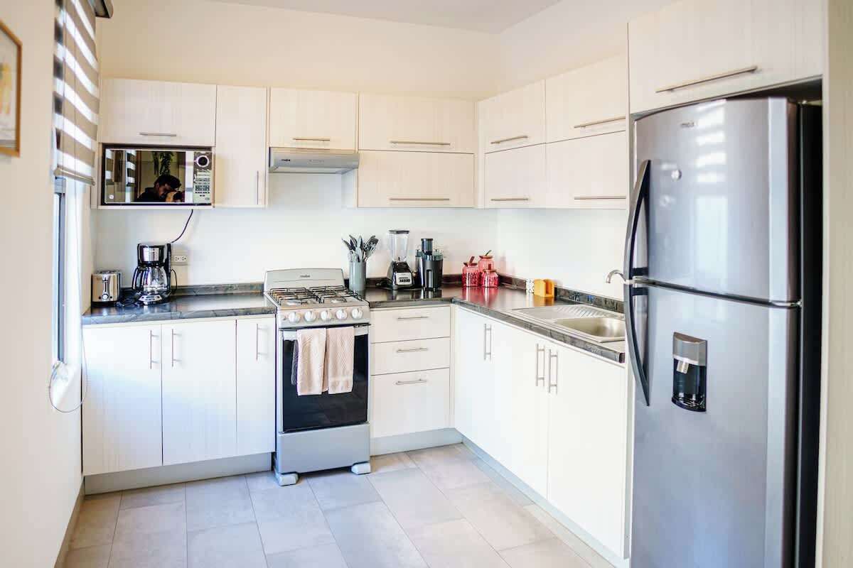 Jääkaappi, mikroaaltouuni, liesi, kahvin-/teenkeitin