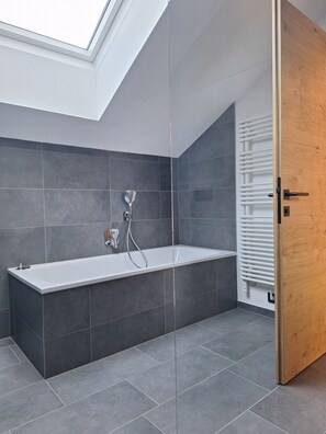 Hair dryer, towels, toilet paper - Stylishly furnished and cozy vacation apartment with mountain views! (Oberperfuss)