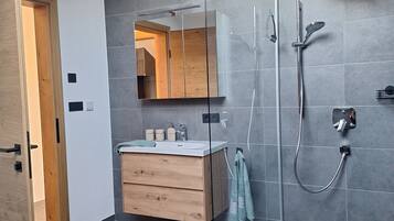 Haartrockner, HandtĂŒcher, Toilettenpapier
