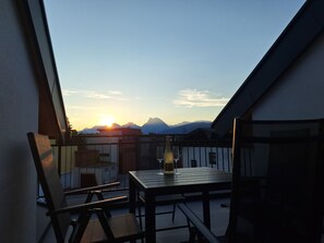 Outdoor dining - Stylishly furnished and cozy vacation apartment with mountain views! (Oberperfuss)