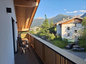 Outdoor dining - Stylishly furnished and cozy vacation apartment with mountain views! (Oberperfuss)
