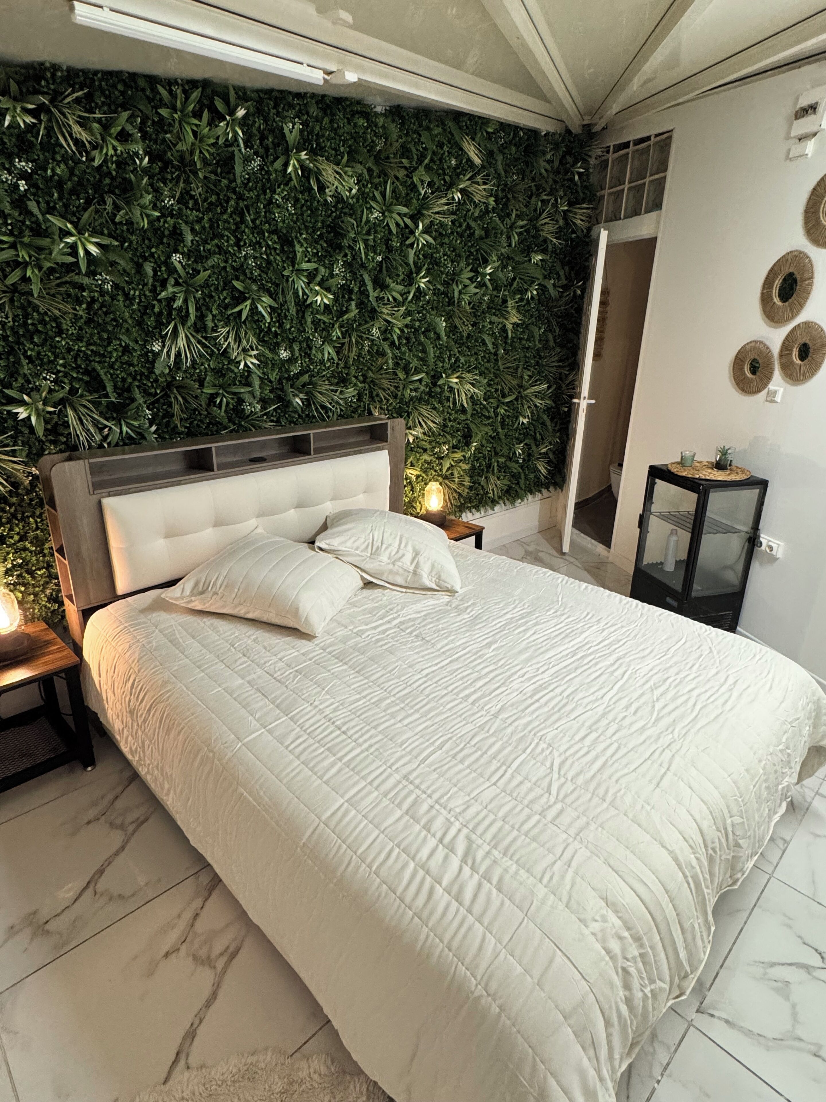 Een strijkplank/strijkijzer, wifi, beddengoed