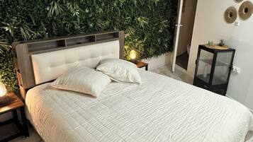 Een strijkplank/strijkijzer, wifi, beddengoed