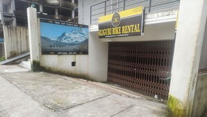 Un bâtiment sur lequel est apposée une enseigne indiquant « Silguri Bike Rental ».