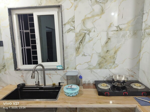 Private kitchen - Aarvi's self-service Homestay 2 BHK apartment (Bhaktinagar)