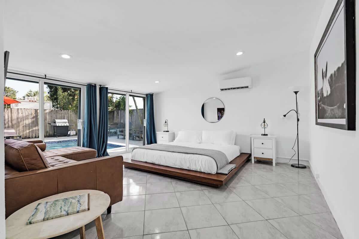 Planxa i posts de planxar, un bressol de viatge, wifi i roba de llit 