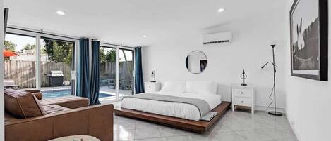 Planxa i posts de planxar, un bressol de viatge, wifi i roba de llit