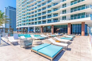 Pool - Ventur Luxe Condo l Oceanview | LYFE Beach Resort (Hollywood)