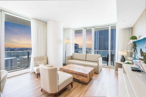 TV, offices - Ventur Luxe Condo l Oceanview | LYFE Beach Resort (Hollywood)