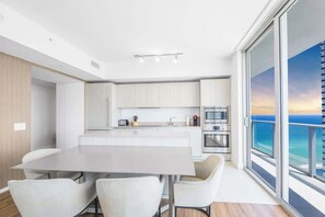 Fridge, microwave, oven, stovetop - Ventur Luxe Condo l Oceanview | LYFE Beach Resort (Hollywood)