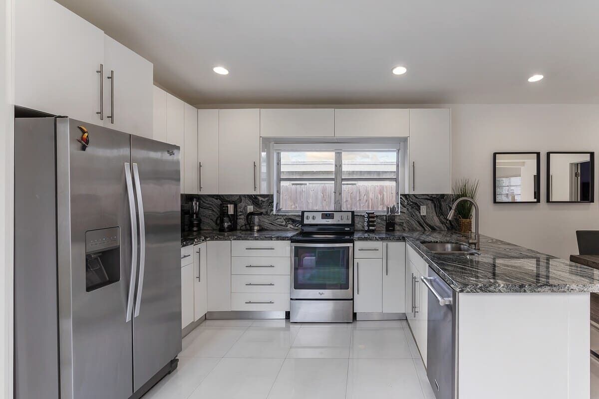 J ääkaappi, mikroaaltouuni, uuni, liesi