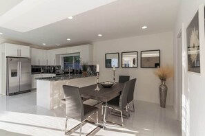 Dining - Lux Miami Villa  Heated Pool 10 min to Beach (North Miami Beach)
