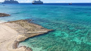 Una spiaggia nelle vicinanze