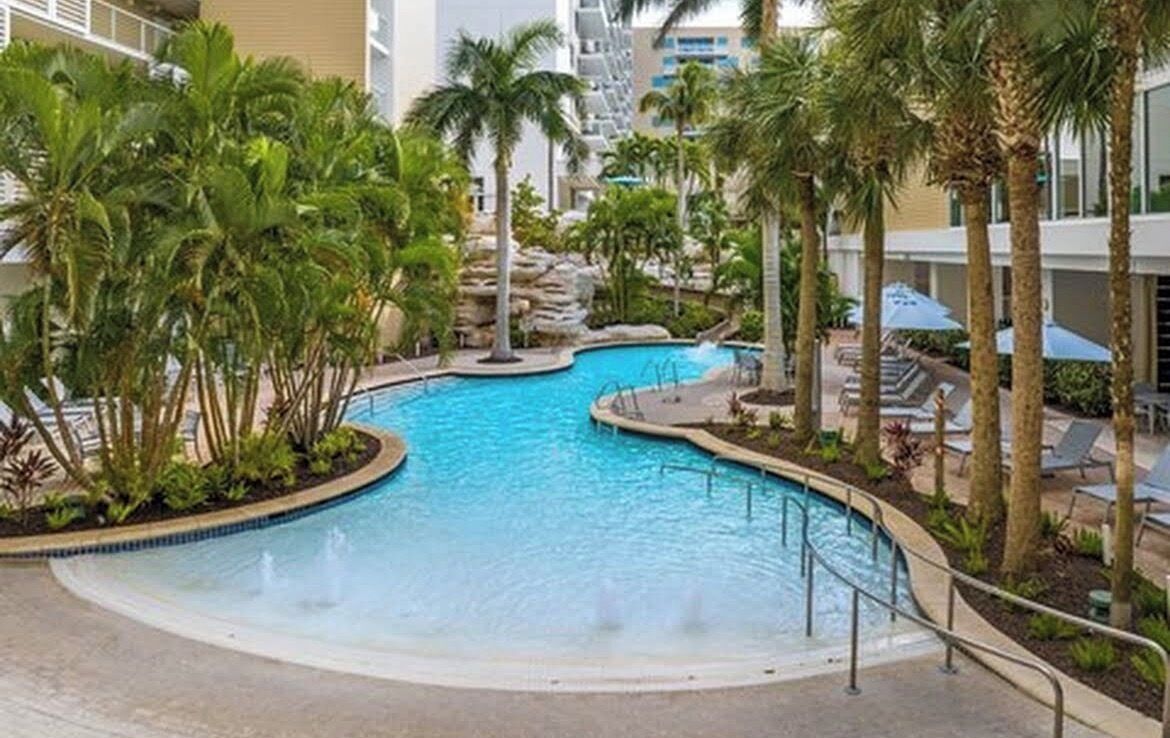 Una piscina al aire libre