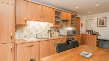 Rentaplats i utensilis de cuina, vaixella i coberteria