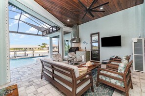TV, table football, offices - Suncoast Sanctuary • Pool Hot Tub Kayak (Cape Coral)