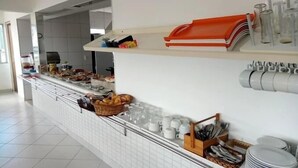 بوفيه فطور مجانًا يوميًا