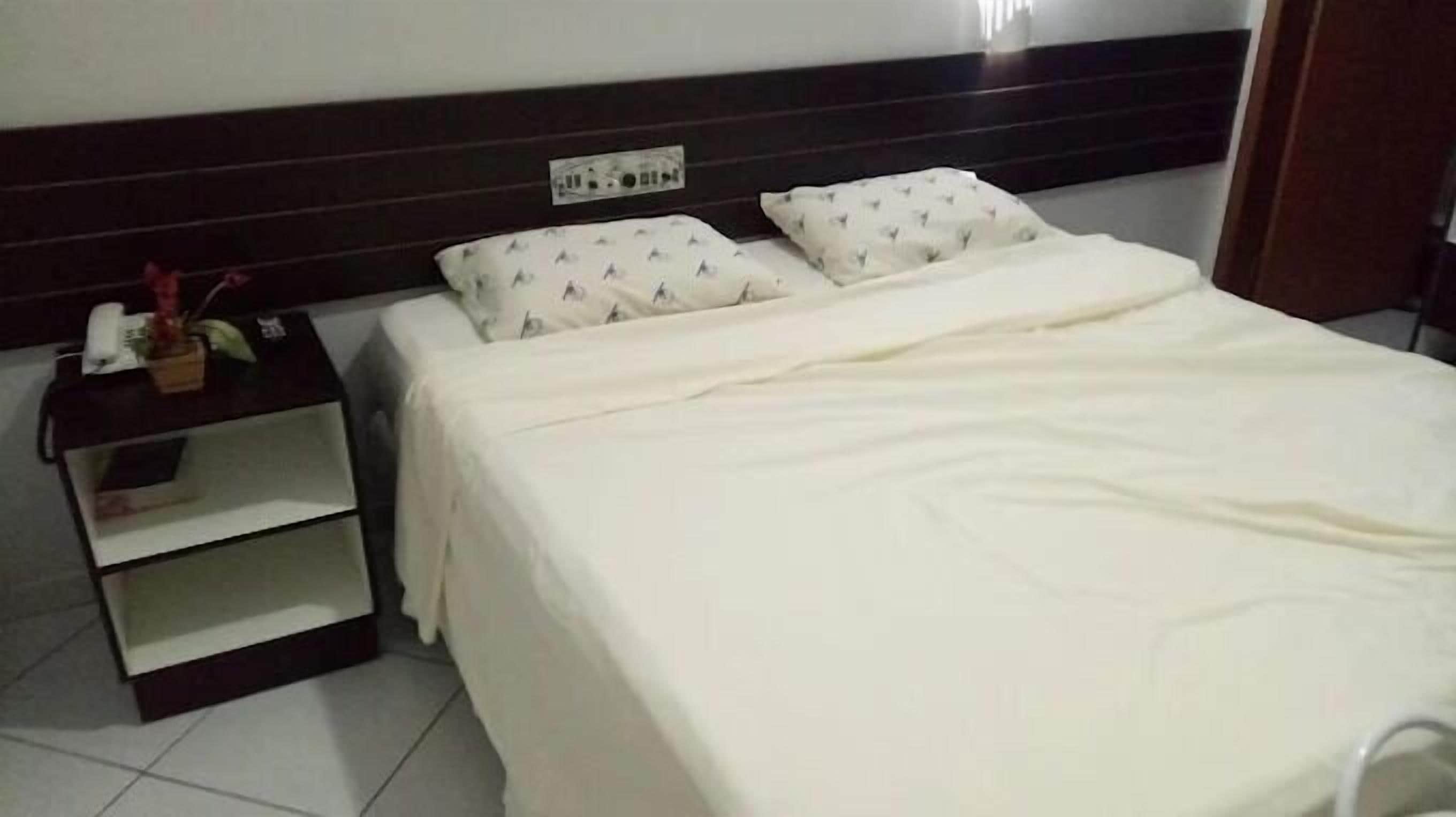 Minibar, free WiFi, bed sheets