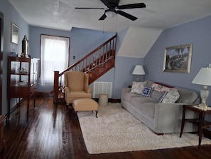 Smart TV - 3-bedroom peaceful farmhouse on the Greenbrier outside of Hinton with central AC (Hinton)