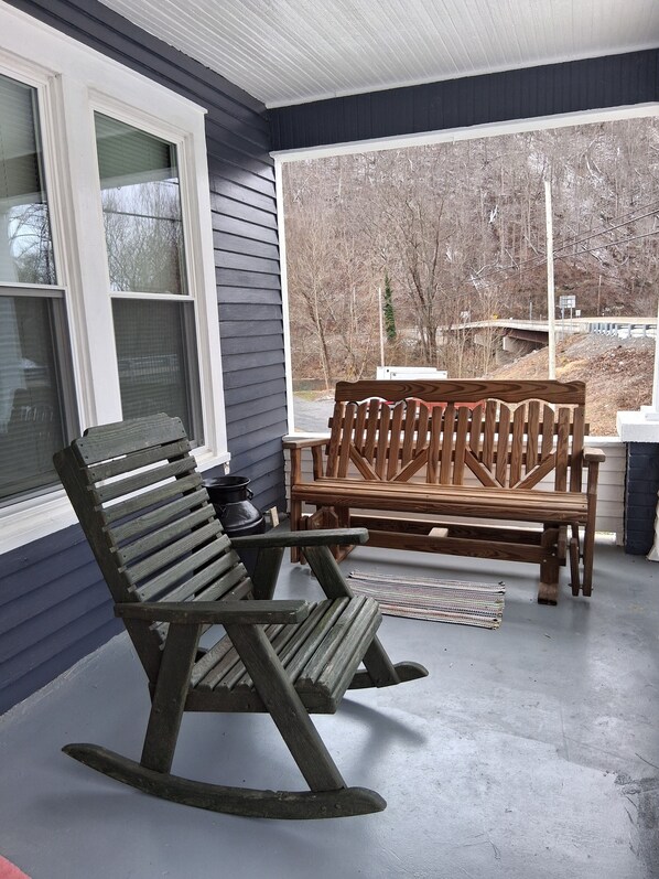 Terrace/patio - 3-bedroom peaceful farmhouse on the Greenbrier outside of Hinton with central AC (Hinton)