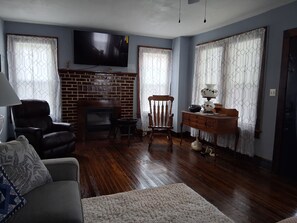 Smart TV - 3-bedroom peaceful farmhouse on the Greenbrier outside of Hinton with central AC (Hinton)