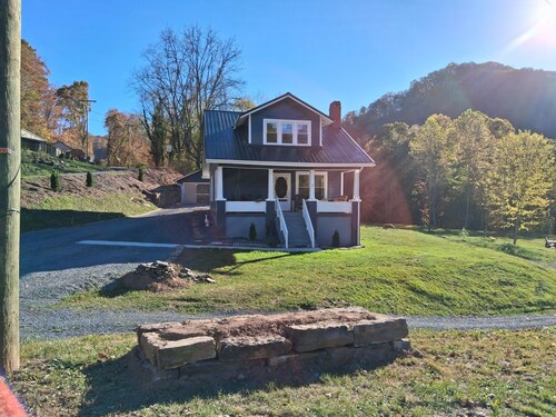 3-bedroom peaceful farmhouse on the Greenbrier outside of Hinton with central AC
