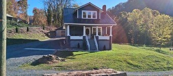 3-bedroom peaceful farmhouse on the Greenbrier outside of Hinton with central AC