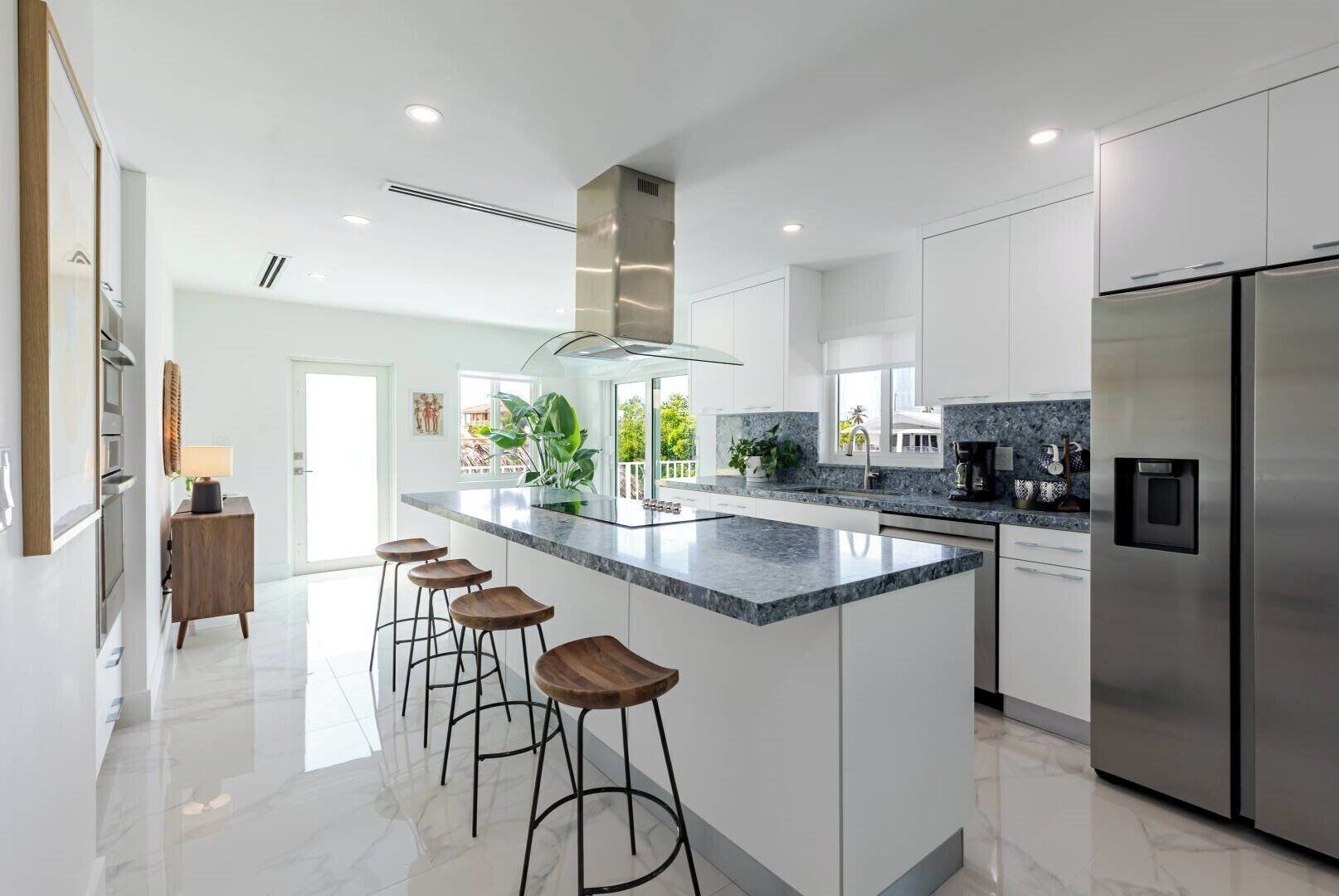 Refrigerador, parrilla de estufa y cafetera y tetera 