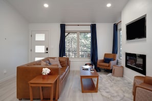 Smart TV, fireplace - Two Cabins- King Beds, AC, Firepit, Smores, Sledding (Angel Fire)