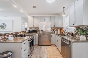 Private kitchen - Sarasota Stay. Heated Saltwater Pool+Cottage (Sarasota)