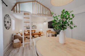 Living area - Sarasota Stay. Heated Saltwater Pool+Cottage (Sarasota)