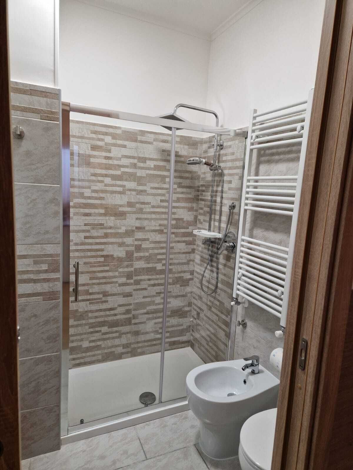Douche, sèche-cheveux, bidet, serviettes fournies