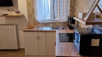 KĂŒhlschrank, Mikrowelle, Wasserkocher mit Kaffee-/Teezubehör