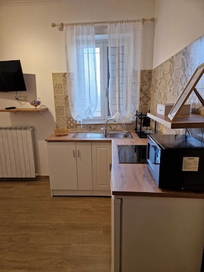 Geladeira, micro-ondas, cafeteira/chaleira, chaleira elétrica