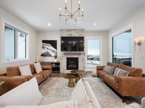 Smart TV, fireplace, computer monitors - Brand new duplex w/private hot tub, laundry, elevator, views & pet-friendly! (Vernon)